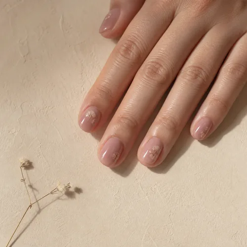 かすみ草をあしらったニュアンスネイル